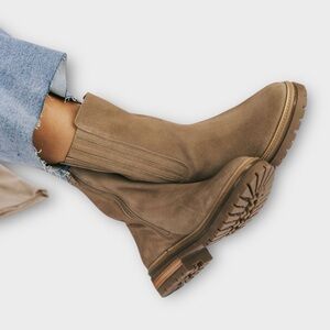 Seychelles “Cover Me Up” Chelsea Boot (Taupe Suede) – Size 7 NWOB